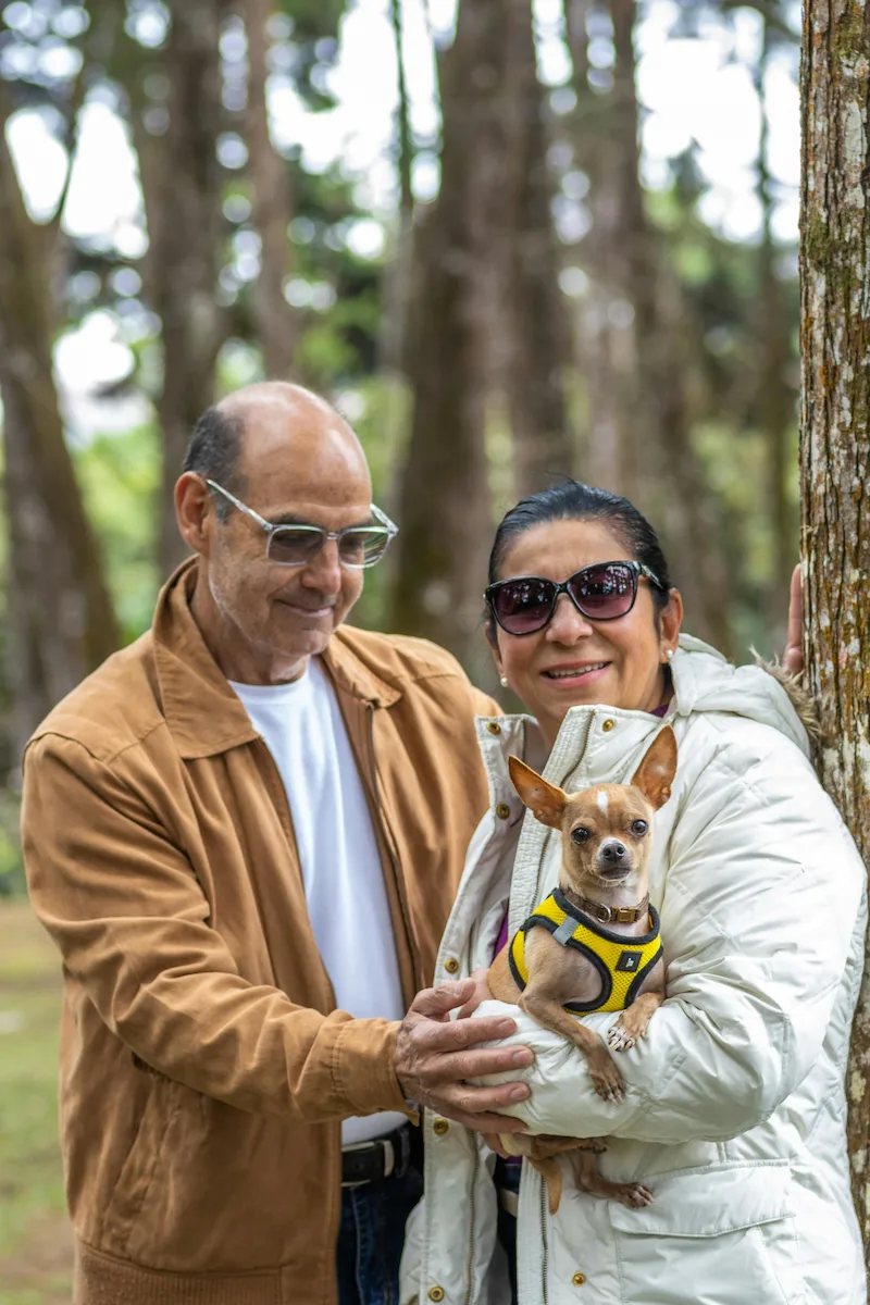 Casal com chihuahua